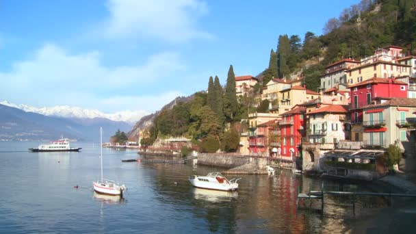 Italienska byn vid stranden av Comosjön — Stockvideo