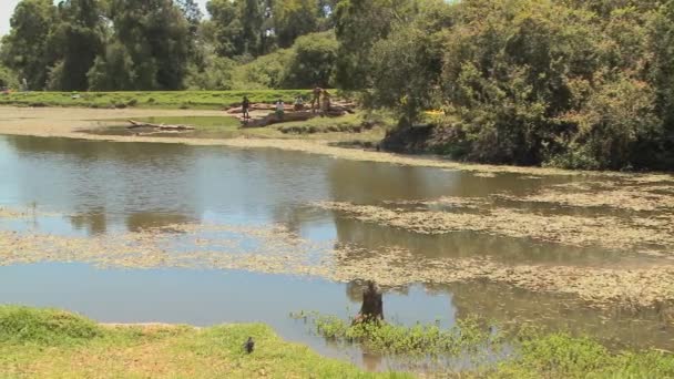 Masai ragazzo seduto accanto a un lago — Video Stock