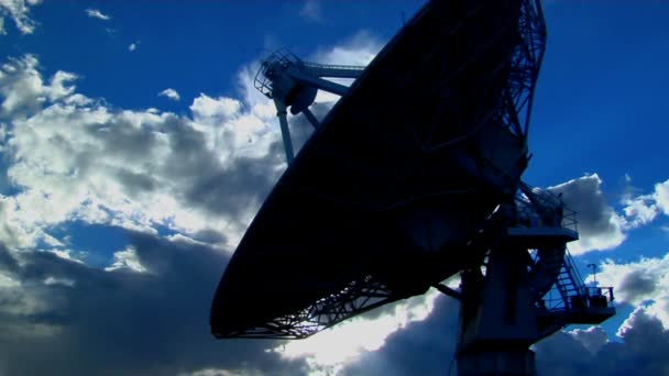 Een satellietschotel is bewegingen — Stockvideo