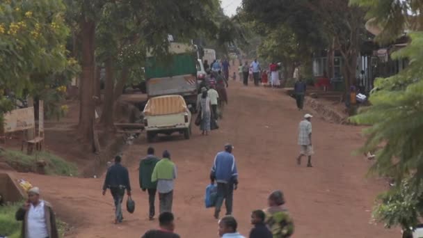 Una típica escena de pueblo en África — Vídeo de stock