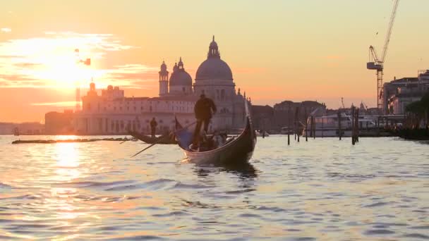 Een gondels roeide door een gondeliers in Venetië — Stockvideo