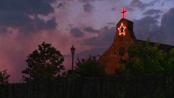 Uma igreja de adobe ao entardecer — Vídeo de Stock