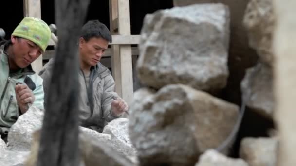 Stonemasons chiseling 바위 — 비디오