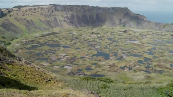 Lago del cráter del cono volcánico en Isla de Pascua — Vídeos de Stock