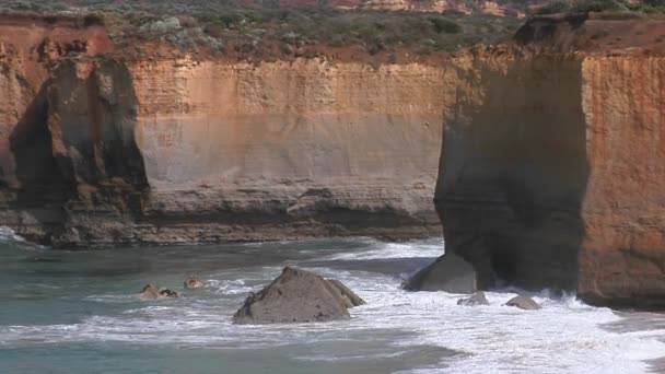 Onde schiantarsi su una costa frastagliata — Video Stock