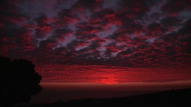 Zon ondergaat achter de Kanaaleilanden — Stockvideo