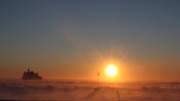 Témpano de hielo con un barco guardacostas — Vídeo de stock