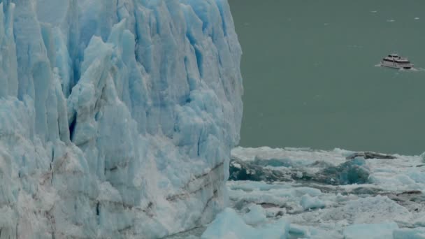 Csónak ül az oldalán gleccser közelében — Stock videók