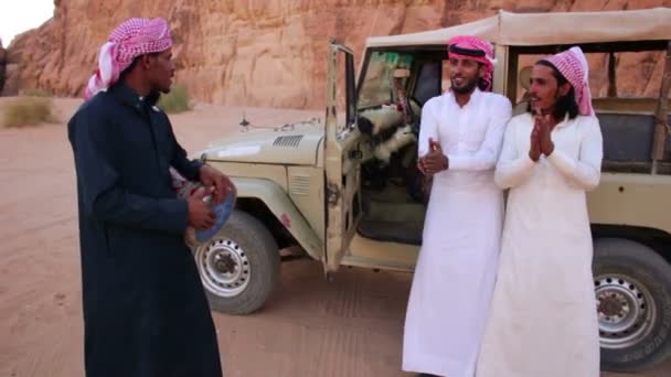 Drie Bedouin mannen zingen liedjes — Stockvideo