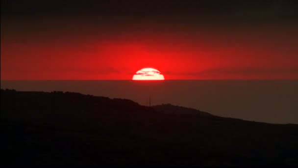 Ein schöner Sonnenuntergang hinter dem Ozean — Stockvideo