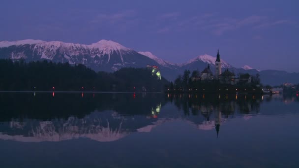 Uma pequena igreja no Lago Bled — Vídeo de Stock
