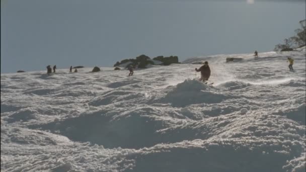 Skiløbere kører en downhill kursus – Stock-video