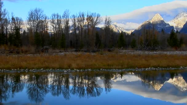 Mountains reflected in lake — Stock Video