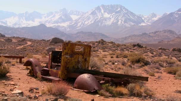 Pick-up truck met het Sierra Nevada gebergte — Stockvideo