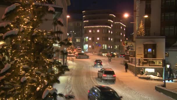 Sněhu krytá ulice v noci — Stock video