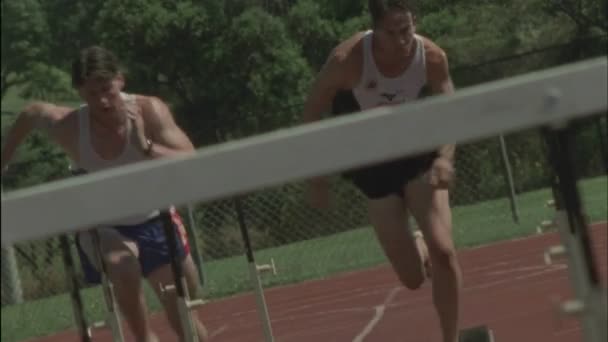 Atletas compiten corriendo — Vídeo de stock