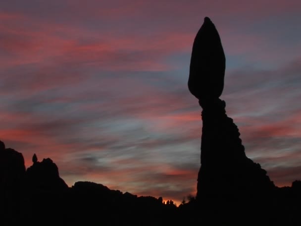 Ισορροπημένη βράχο εναντίον του ουρανού — Αρχείο Βίντεο