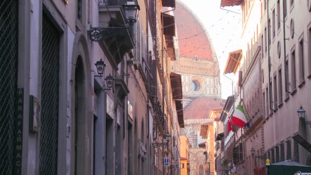 Katedral kubbe tezgahlarda caddeleri üzerinde — Stok video