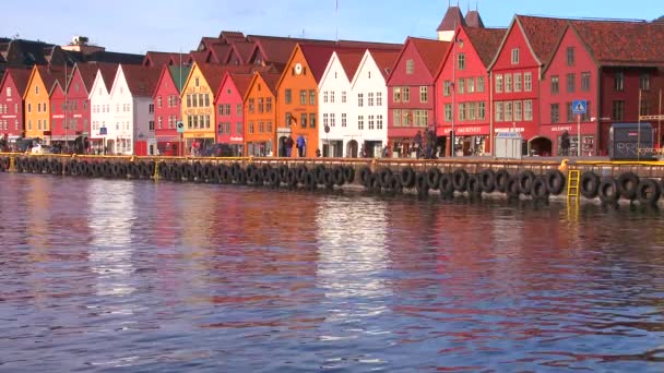 Des bâtiments bordent le front de mer de Bergen — Video