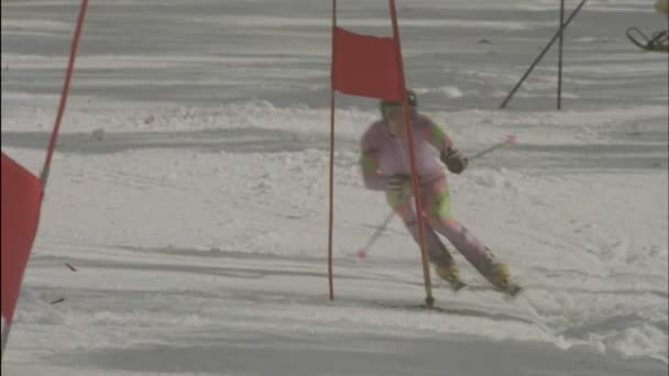 滑雪者运行一个下坡的课程 — 图库视频影像