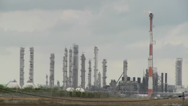 Fire burns at an oil refinery — Stock Video