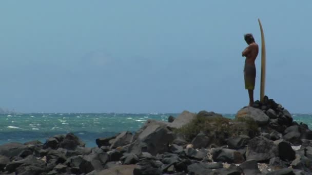 Um surfista fica com a sua prancha — Vídeo de Stock