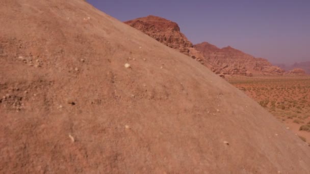 사우디 아라비아 사막에 사암 대형 — 비디오