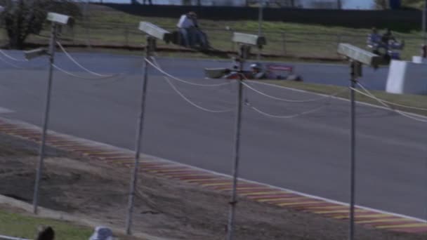 赛车的速度驶过一个急转弯 — 图库视频影像