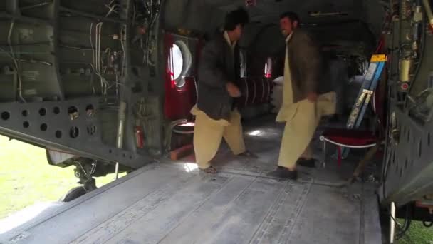 Пакистан получает гуманитарную помощь — стоковое видео