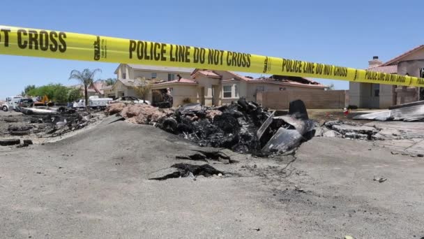 Avión a reacción se estrella en un barrio suburbano — Vídeos de Stock