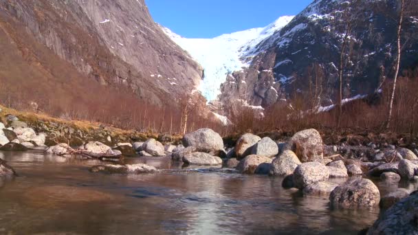 Stroom vloeit voort uit een smeltende gletsjer — Stockvideo