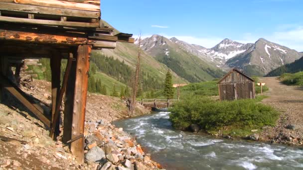 Colorado spookstad met rivier stroomt — Stockvideo