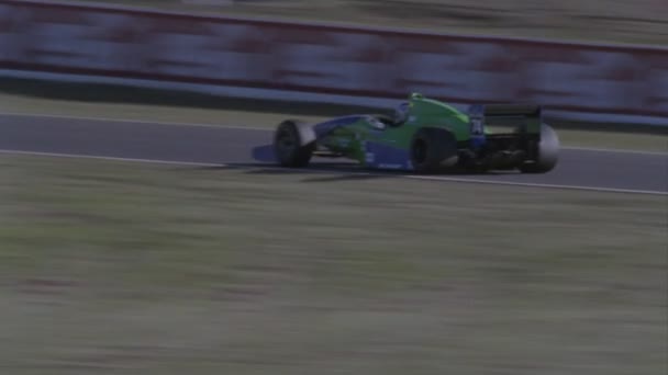 Race auto's snelheid rond een scherpe — Stockvideo