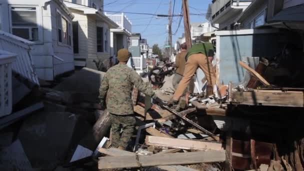 Mariniers zoeken via verwoeste huizen — Stockvideo