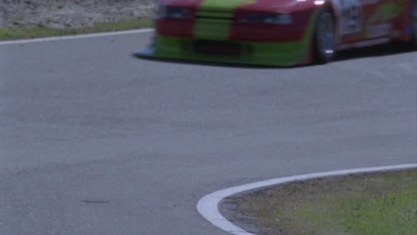 Une voiture de course roule autour d'une piste — Video