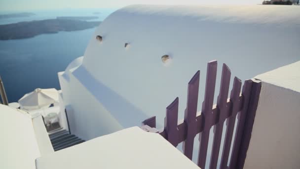 Paredes caiadas de branco na ilha de Santorini — Vídeo de Stock