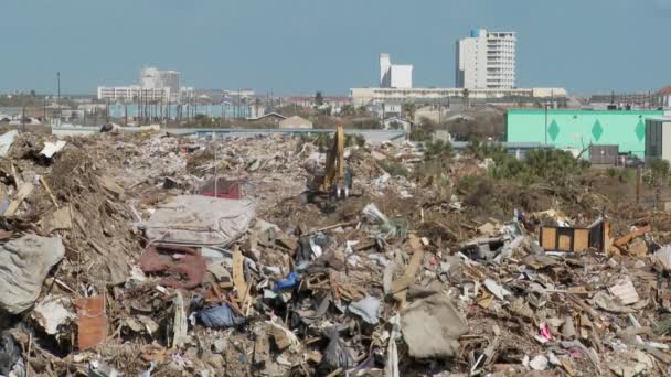 La basura se amontona tras la devastación. — Vídeo de stock