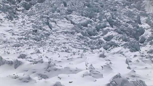 Pan-up des Khumbu-Eisfalls — Stockvideo