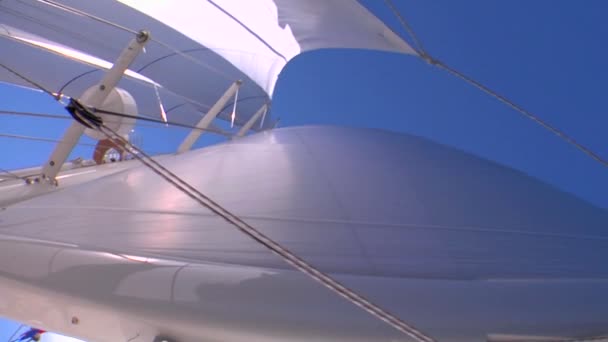 作为它的帆船帆过去的蓝色水域 — 图库视频影像