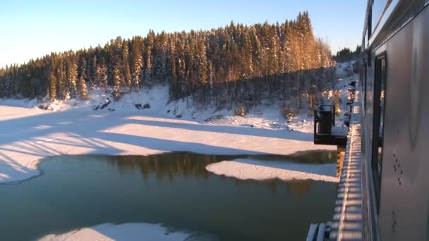 Pociąg przechodzącej przez arctic Kanada — Wideo stockowe