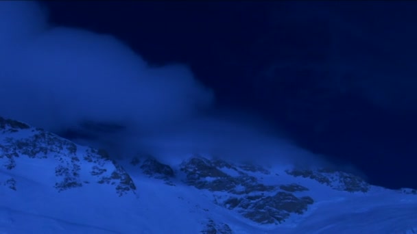 Bovenste berg in blauw licht — Stockvideo