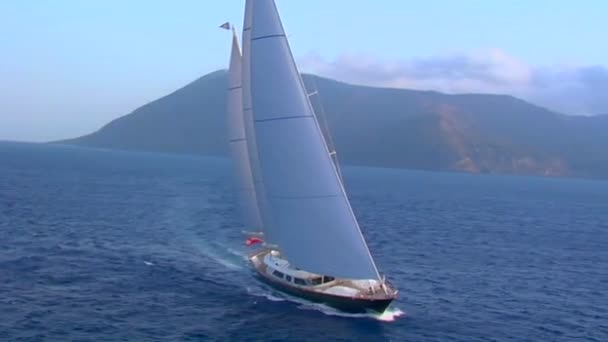 Schönes Segelboot auf See — Stockvideo