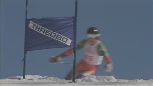 Een skiër beweegt snel — Stockvideo