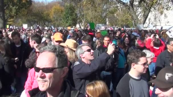 Masse dans les rues lors d'un rassemblement politique — Video