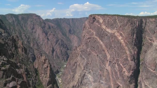 Een rotswand in de zwarte canyon — Stockvideo