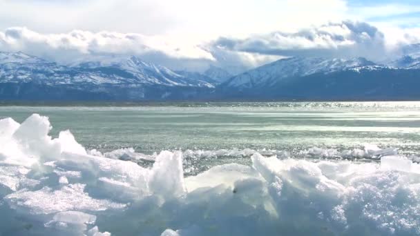 겨울에서 호수의 해 안에 얼음 형태 — 비디오