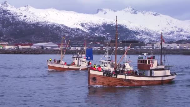 Рыбацкие лодки плывут к морю Норвегии — стоковое видео