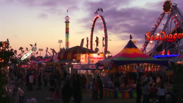 Parque de diversões à noite — Vídeo de Stock