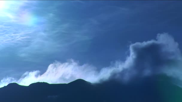 Nubes que soplan sobre montañas — Vídeo de stock