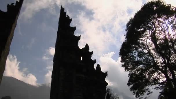 Le brouillard dérive près d'une porte du temple balinais — Video